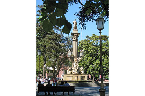 plaza independencia column